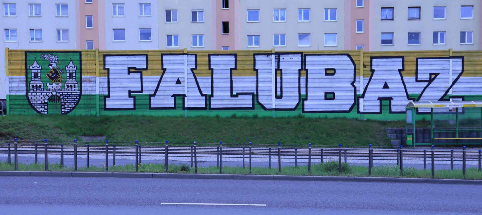 Duży napis "Falubaz" na ekranie dźwiękochłonnym