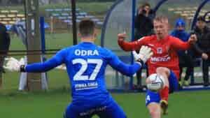 Dwóch mężczyzn na boisku