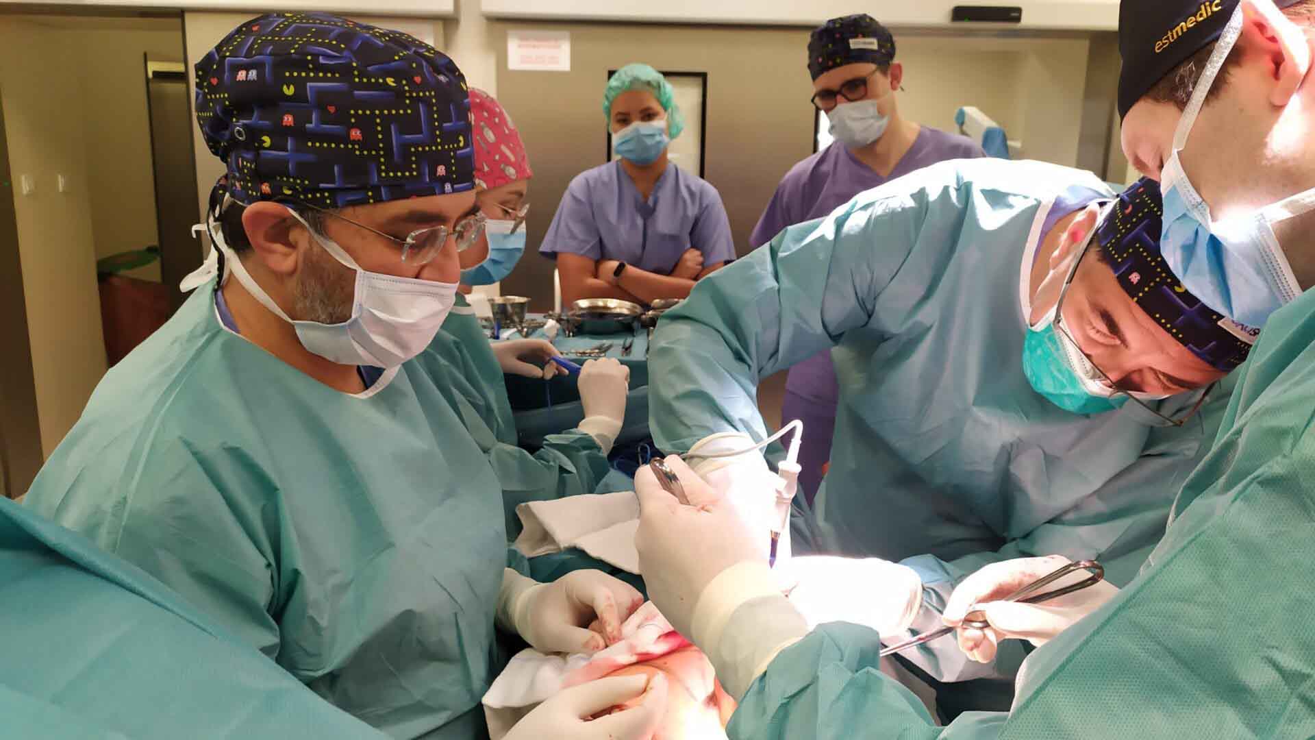 Chirurdzy w czasie operacji