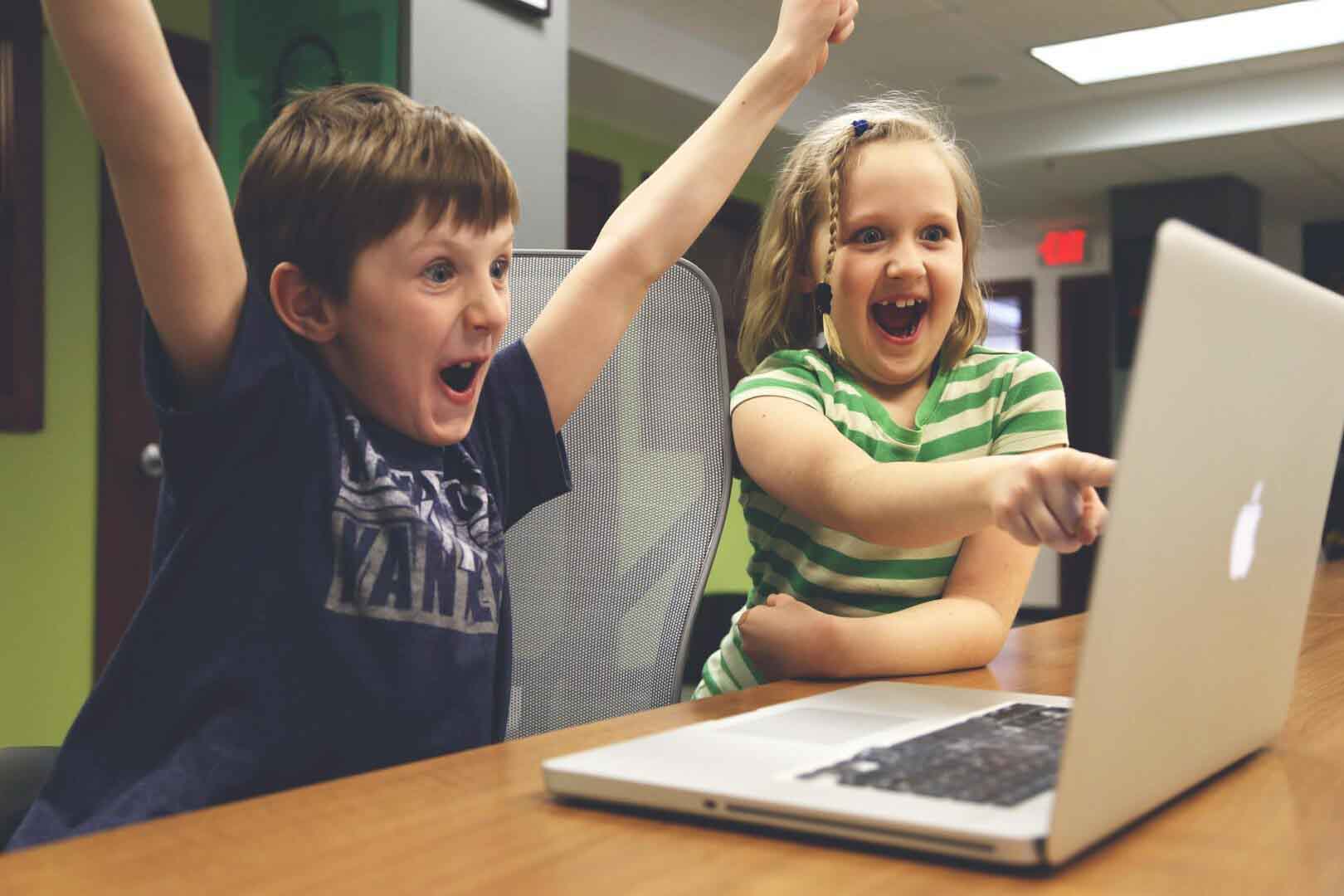 Dwójka dzieci przed komputerem