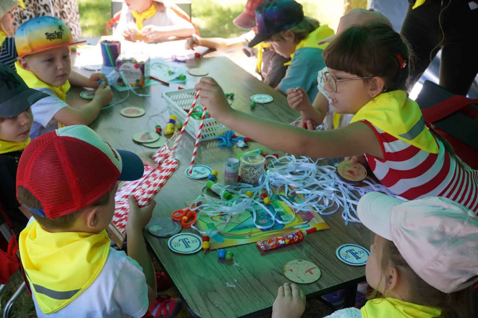 Dzieci w trakcie zabawy przy stoliku