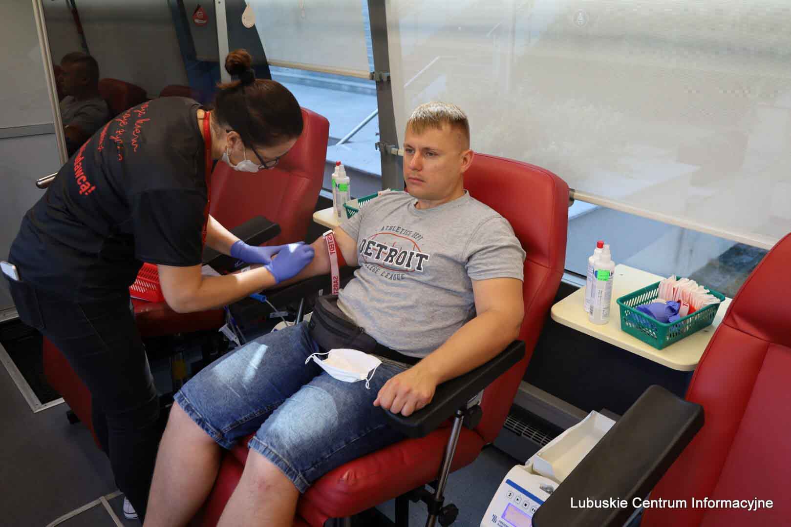 Akcja krwiodawstwa przed urzędem marszałkowskim