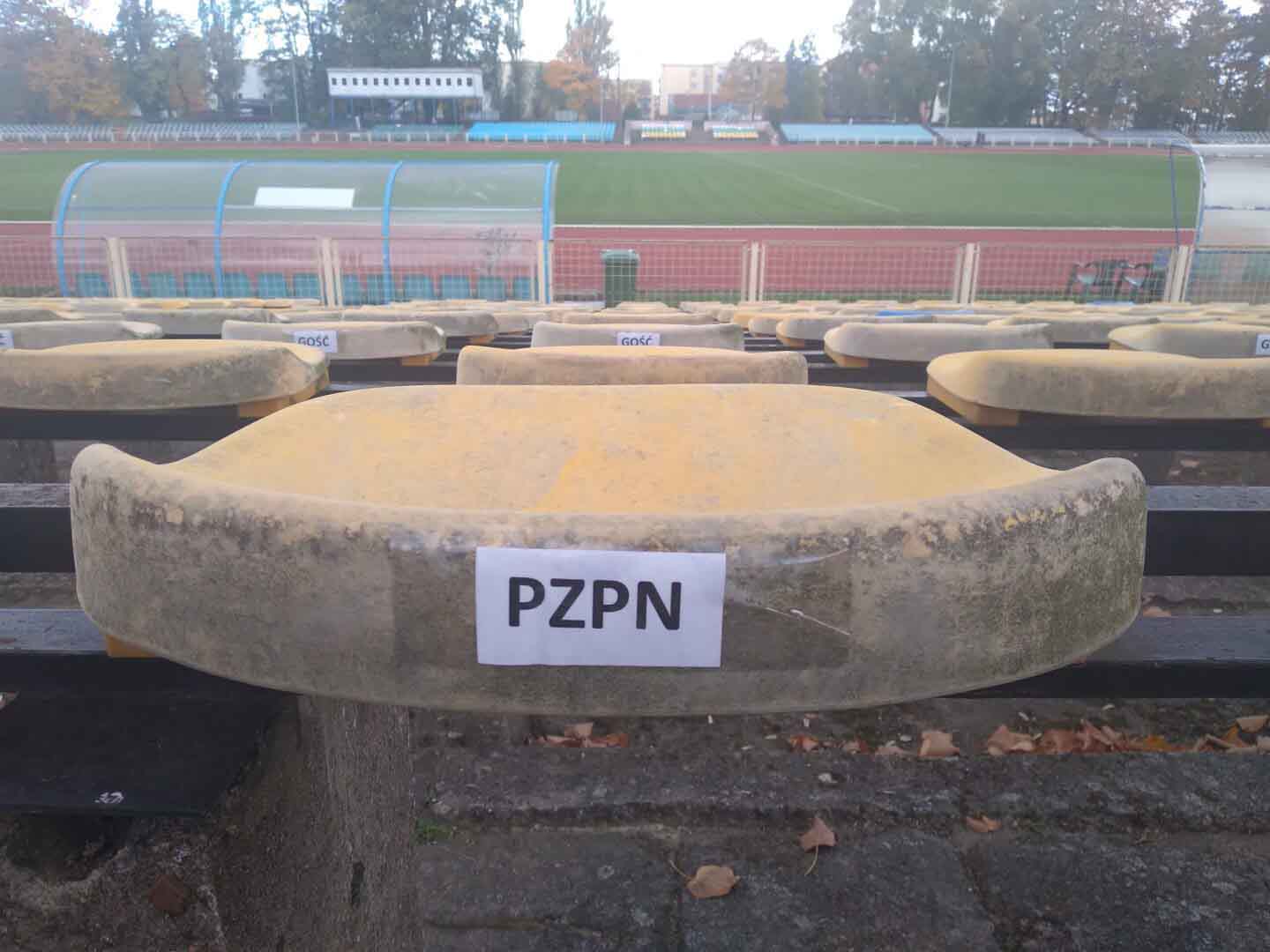 Krzesełko na trybunach stadionu z napisem PZPN