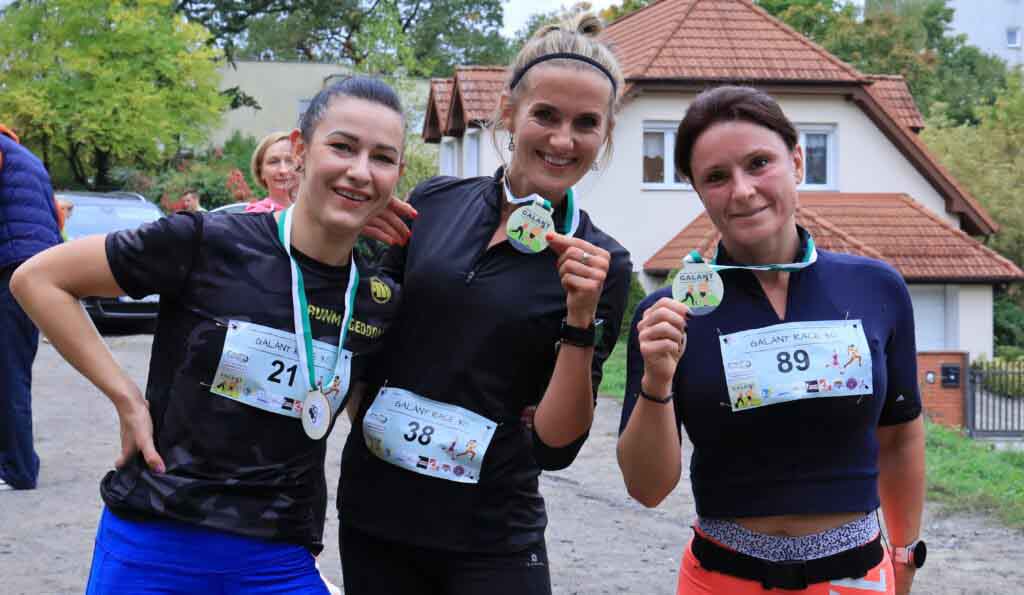 Trzy uśmiechnięte kobiety z medalami