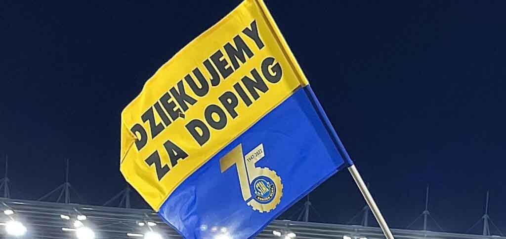 Flaga z napisem "Dziękujemy za doping"