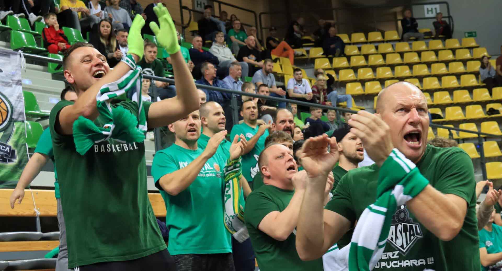 Grupa kibiców na trybunach