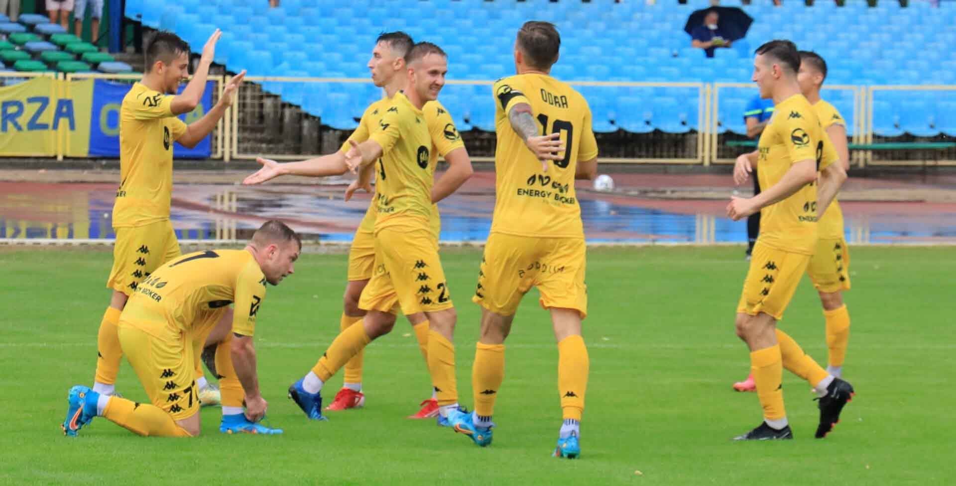 Siedmiu mężczyzn na boisku