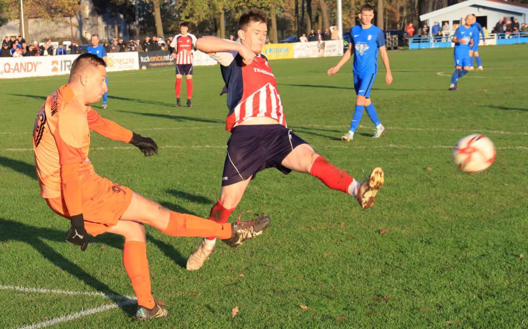 Siedmiu mężczyzn na boisku