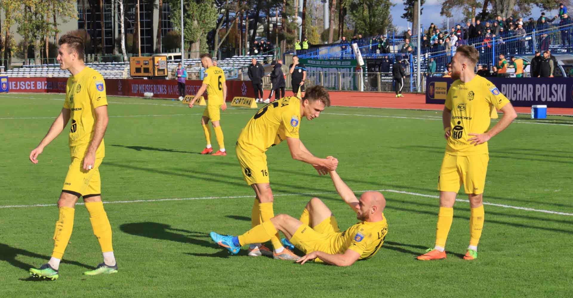 Pięciu mężczyzn na boisku