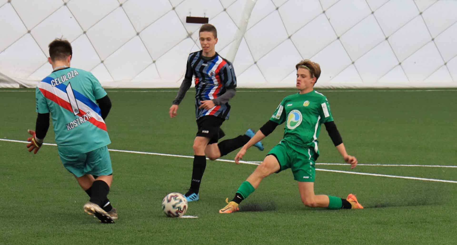 Trzech chłopców na boisku