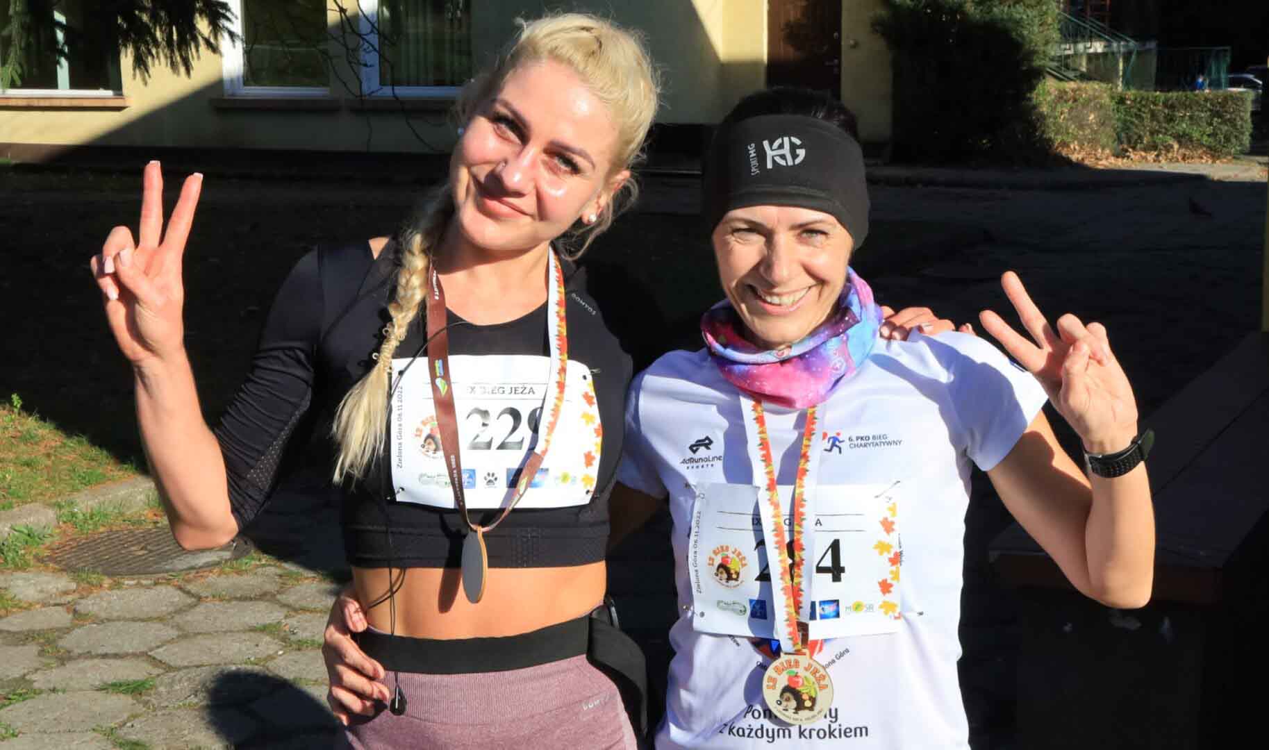 Dwie uśmiechnięte kobiety z medalami