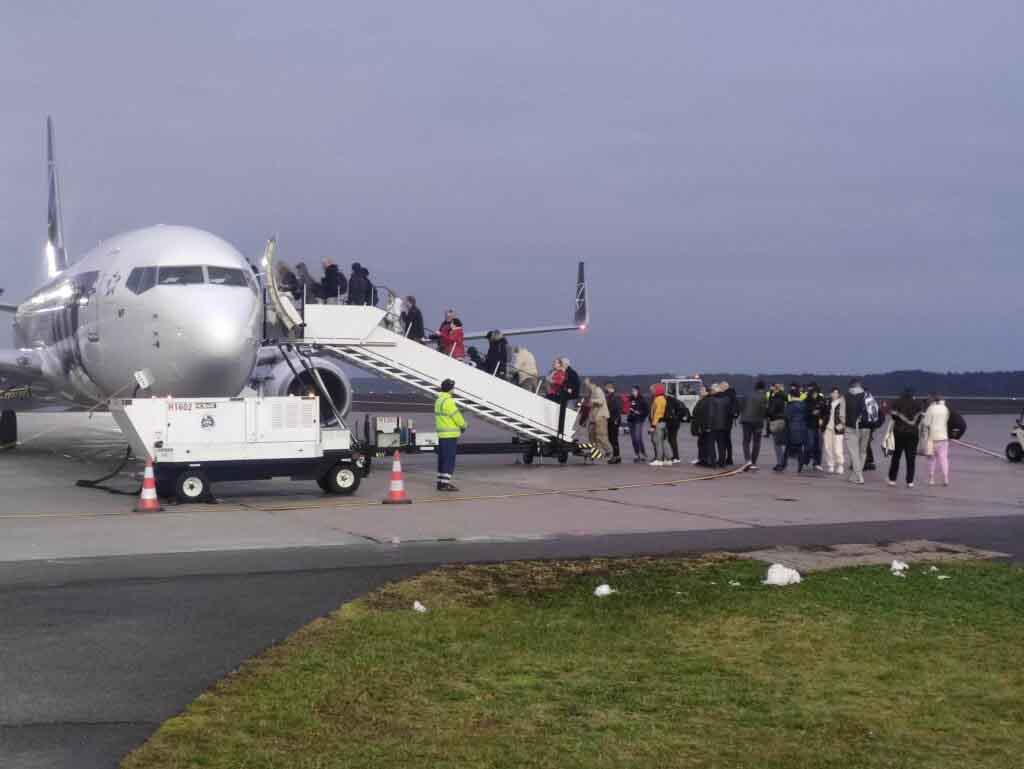 Ludzie wchodzący do samolotu. Pierwszy lot do Egiptu (21 grudnia)