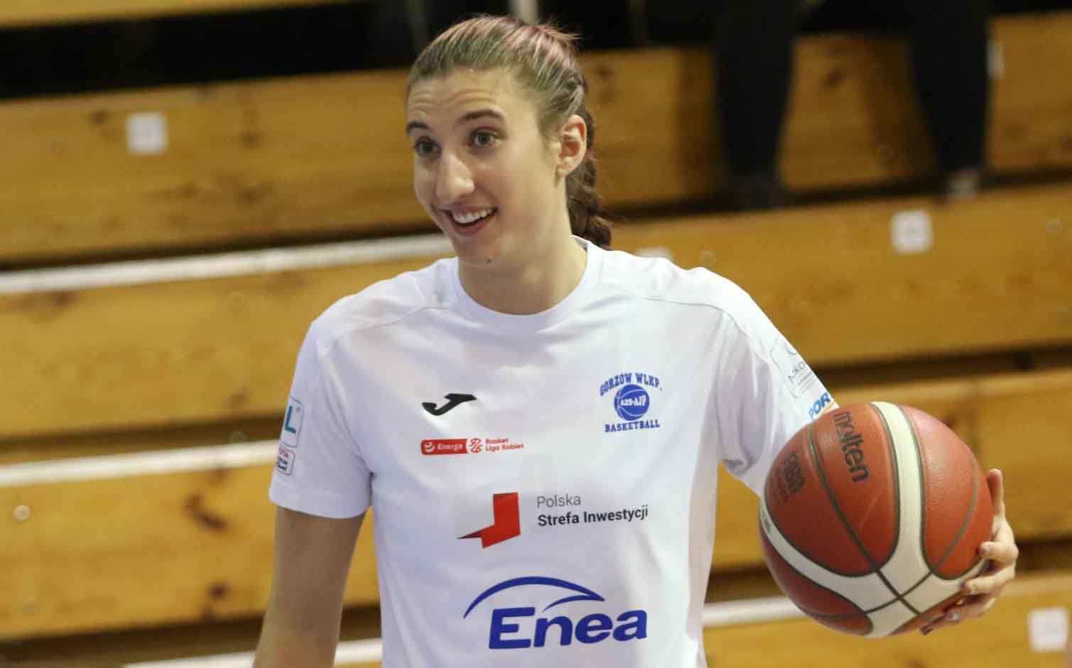 Kobieta z piłką do koszykówki