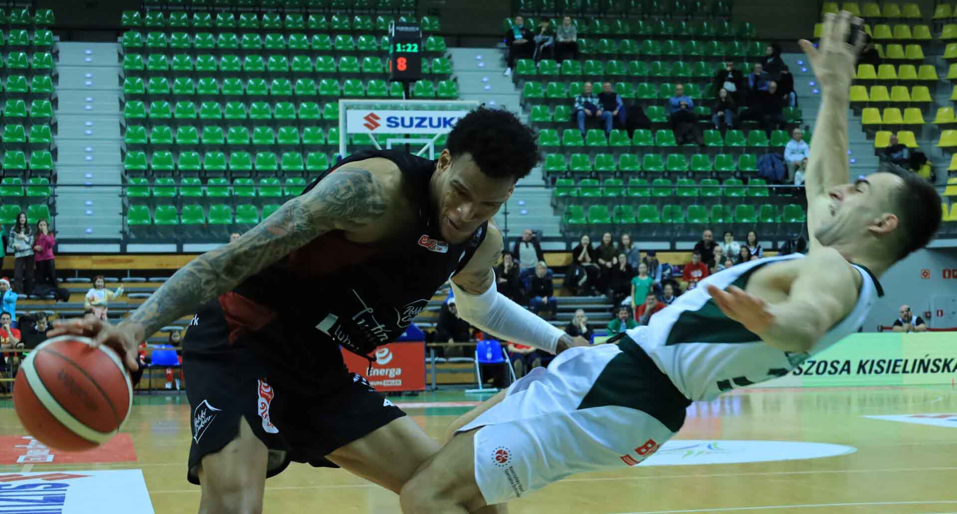 Dwaj mężczyźni, jeden z piłką