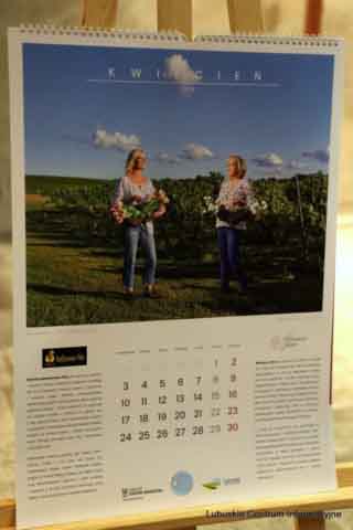 Prezentacja kalendarza charytatywnego z winiarkami