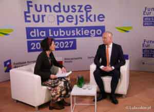 Dwie osoby siedzące na białych fotelach.