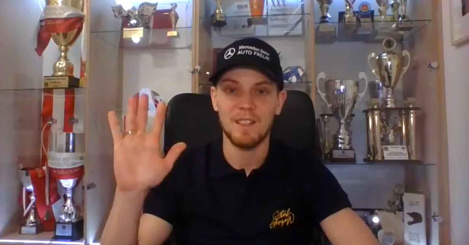 Mężczyzna w czapce z daszkiem, z uniesioną dłonią