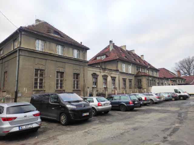 Budynek dworca kolejowego w Lubsku od frontu.