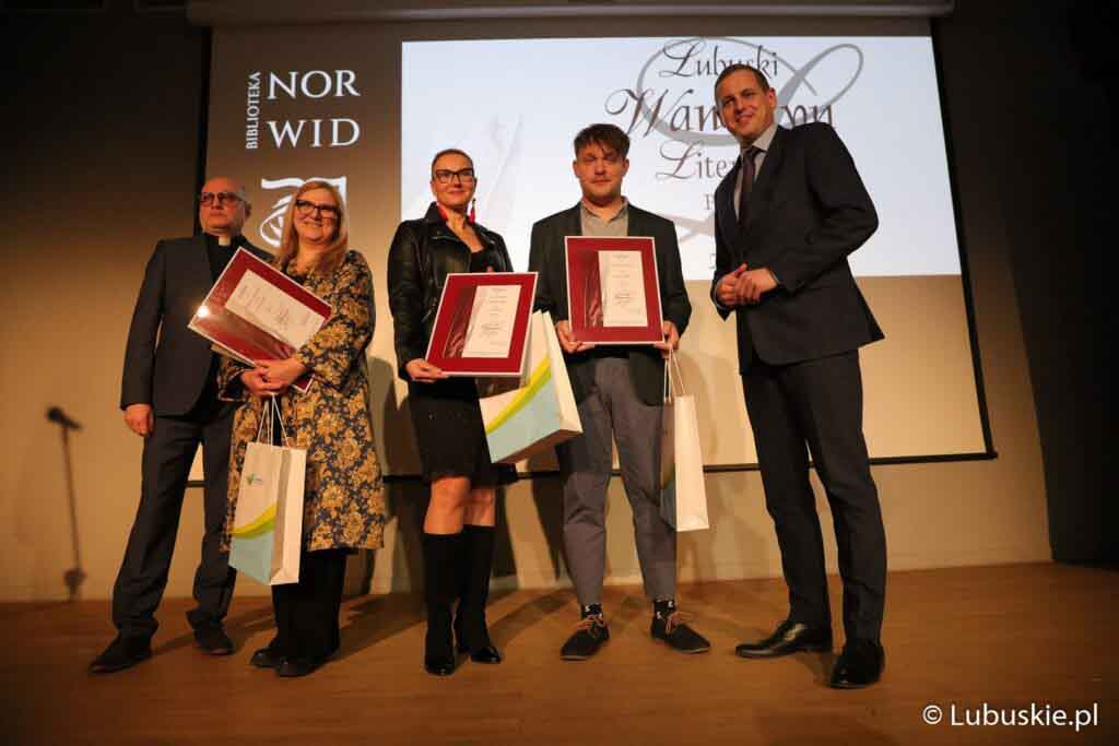 Lubuski Wawrzyn Literacki wręczył wiecmarszałek Łukasz Porycki - na zdjęciu z prawej.
