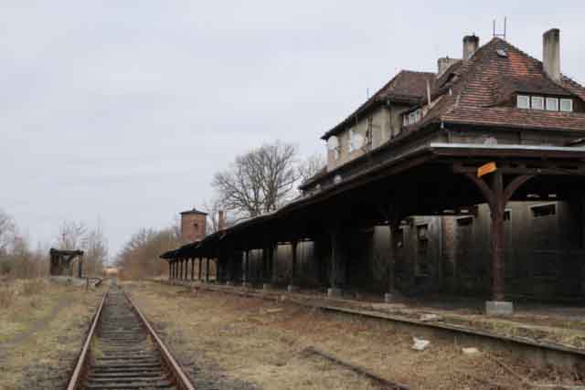 Zrujnowany dworzec kolejowy w Lubsku oraz fragment torowiska.