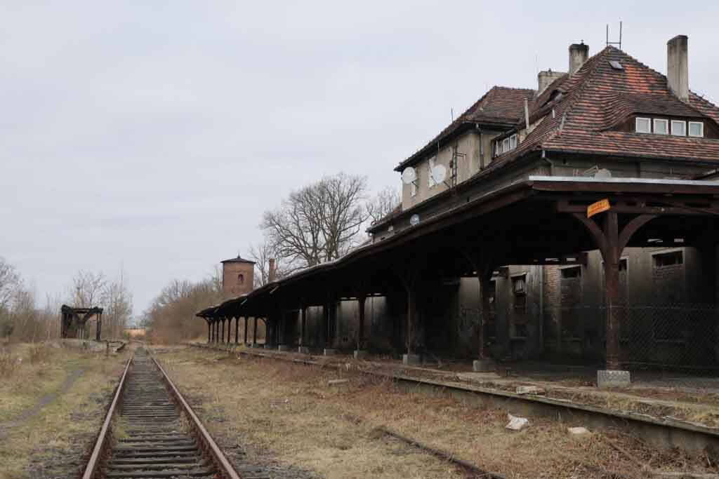 Budynek dworca kolejowego w Lubsku. 