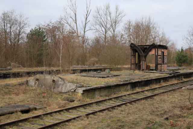 Ruiny infrastruktury kolejowej na dworcu kolejowym w Lubsku.