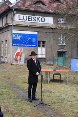 Janusz Dudojć, burmistrz Lubska. W tle opuszczony peron dworca kolejowego.