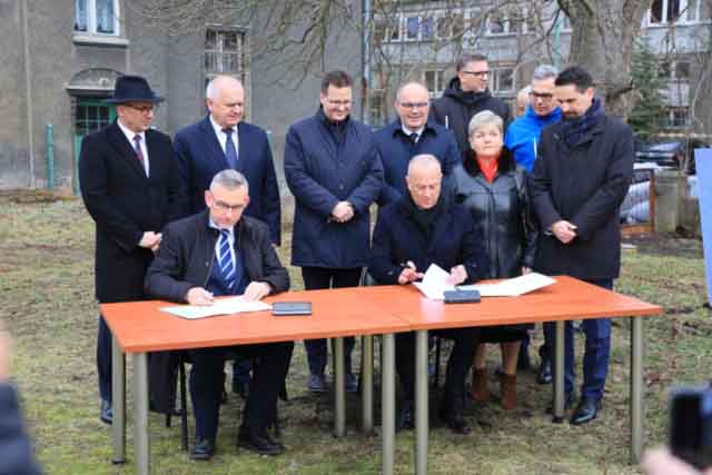 Moment podpisania umowy. Przy stole Mirosław Skubiszyński z PKP PLK oraz Marcin Jabłoński z zarządu województwa lubuskiego.