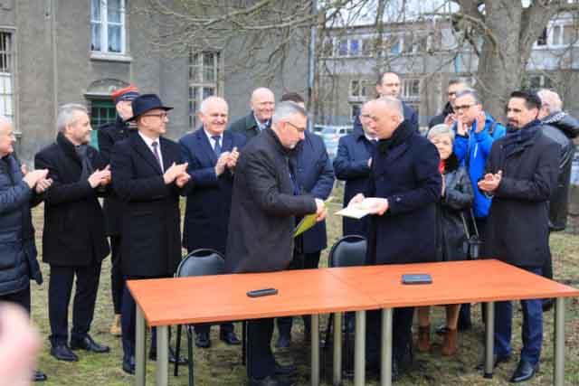Moment podpisania umowy. Na pierwszym planie Mirosław Skubiszyński z PKP PLK oraz Marcin Jabłoński z zarządu województwa lubuskiego.
