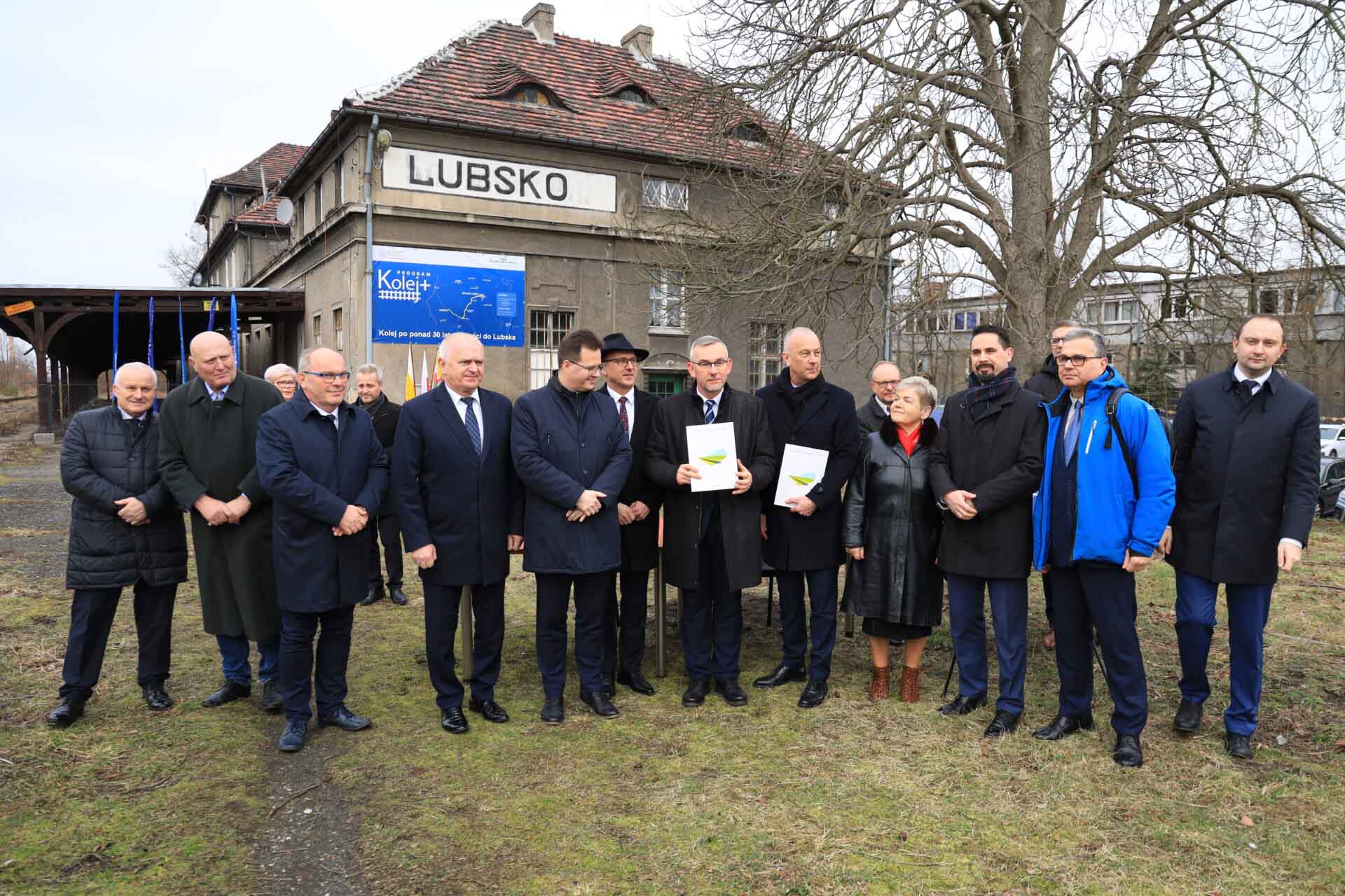 Podpisanie umowy na remont linii kolejowej nr 275 na dworcu w Lubsku.