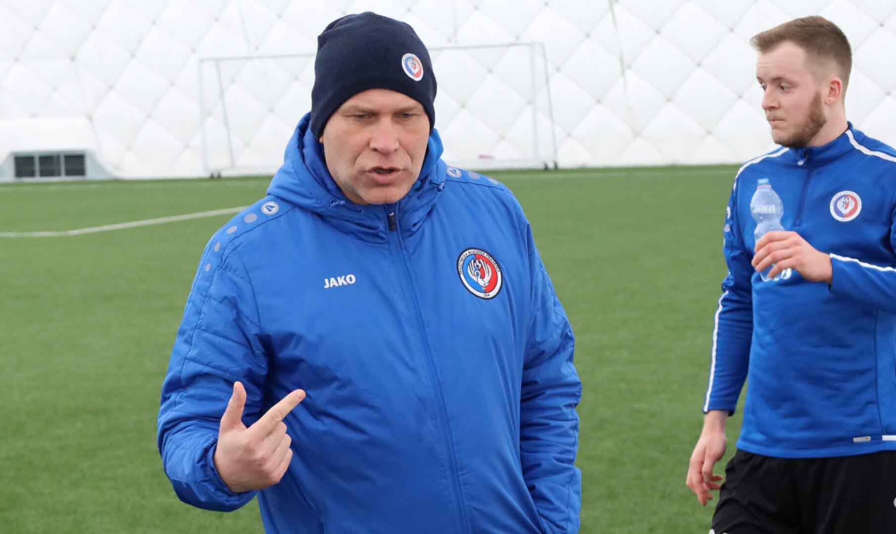 Mężczyzna w zimowej czapce