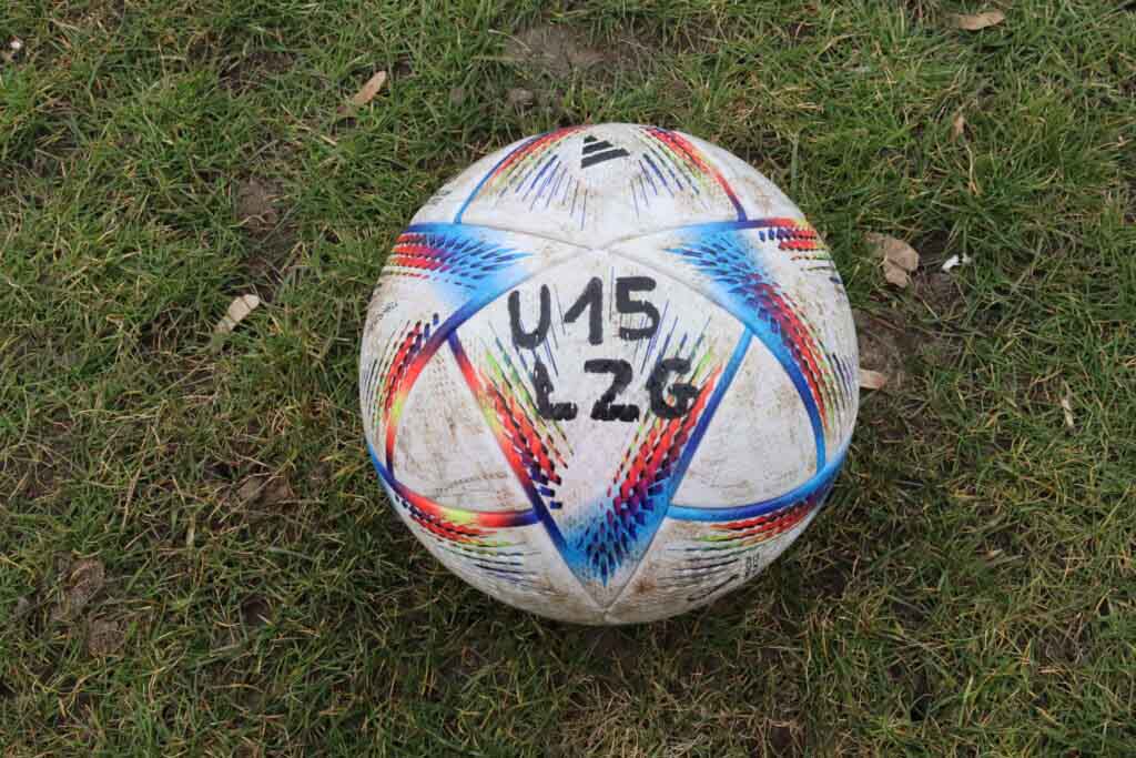 Piłka leżąca na trawie