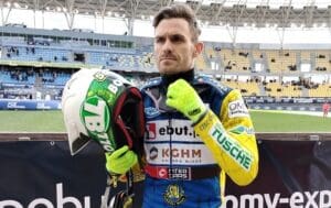 Mężczyzna z kaskiem w ręku