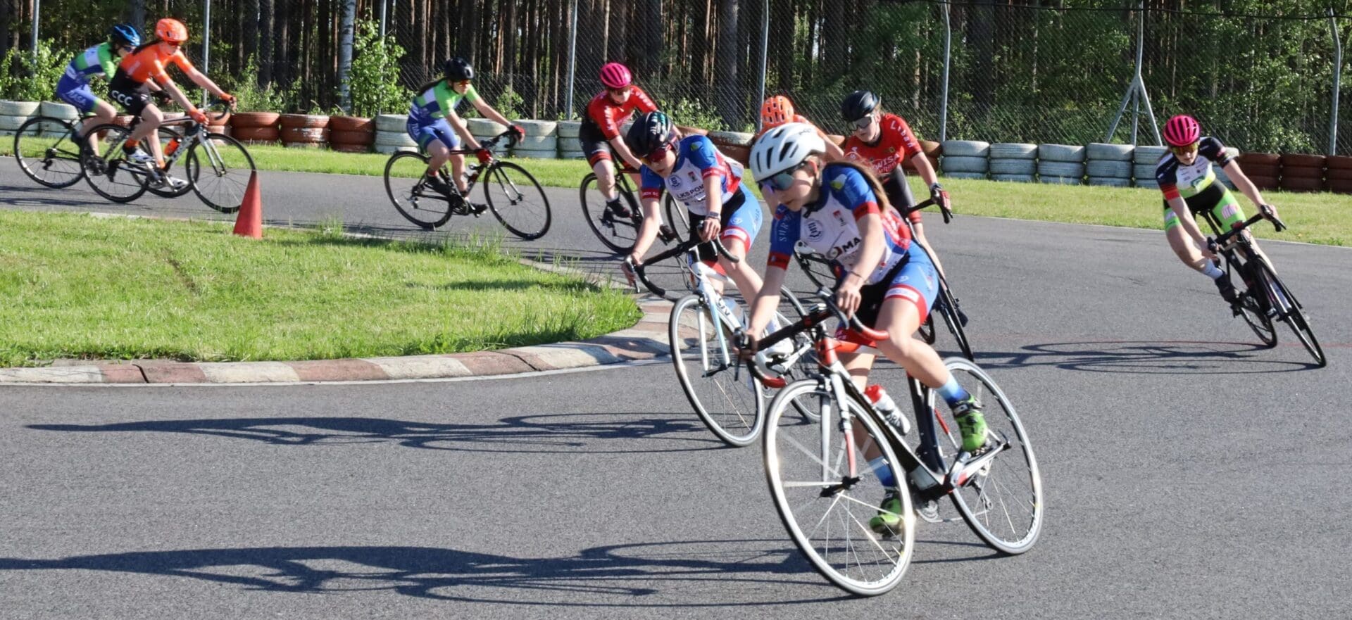 Dziewięć dziewcząt na rowerach