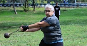 Kobieta rzucająca ciężarkiem