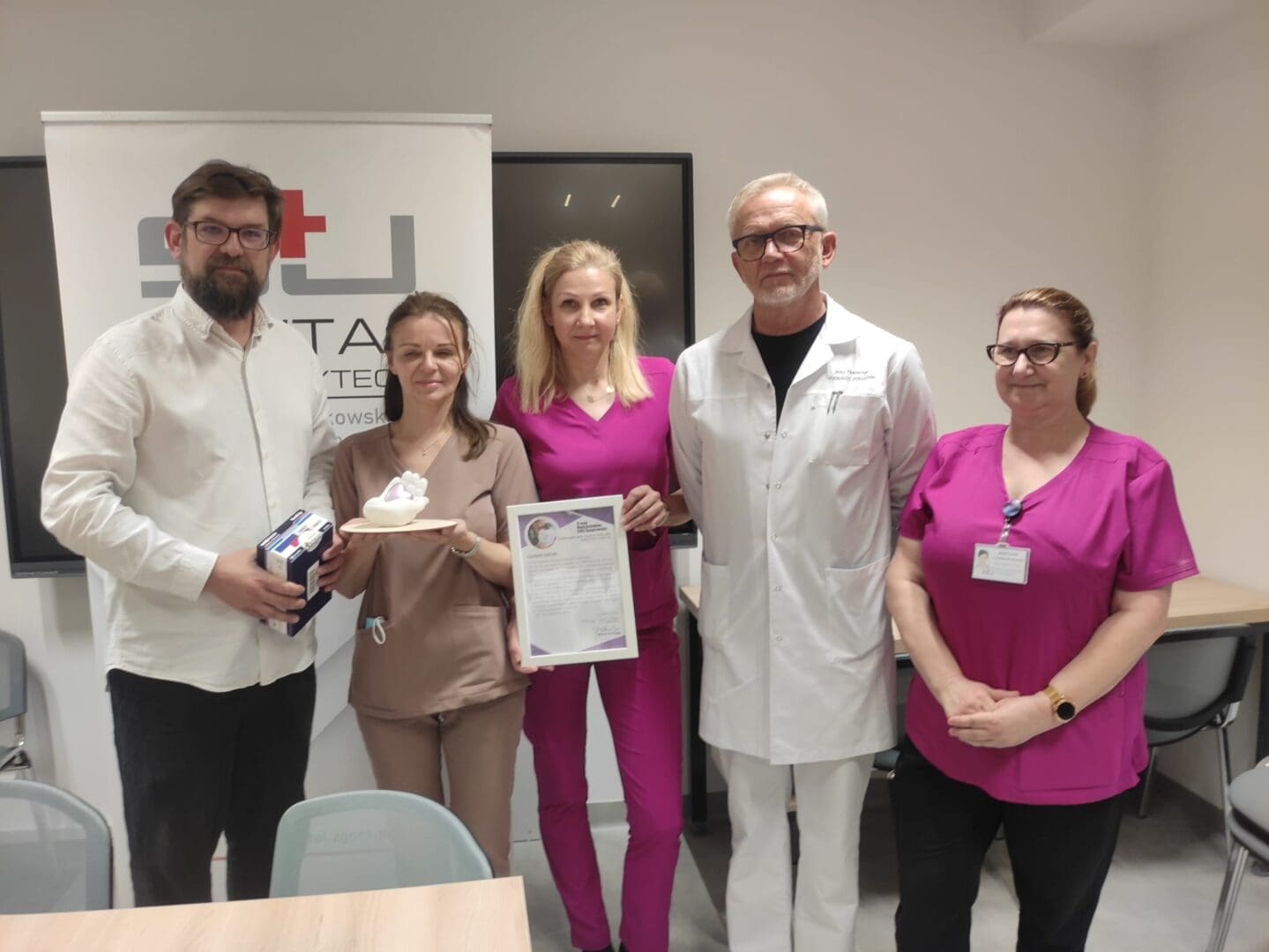 Certyfikat odebrali lekarze i pielęgniarki z Oddziału Położniczo-Ginekologicznego oraz Klinicznego Oddziału Neonatologii Fot. Dariusz Nowak