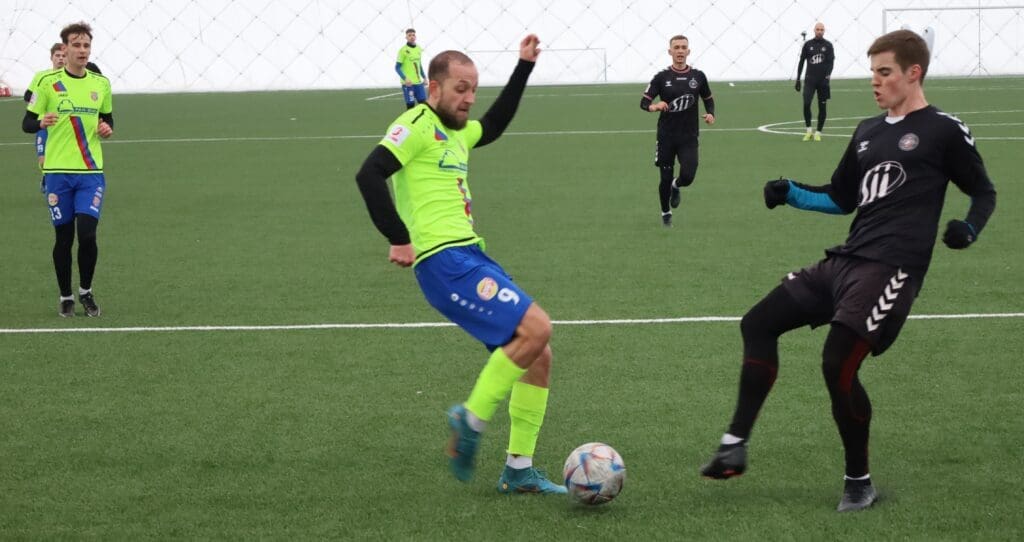 Kilku mężczyzn gra w piłkę