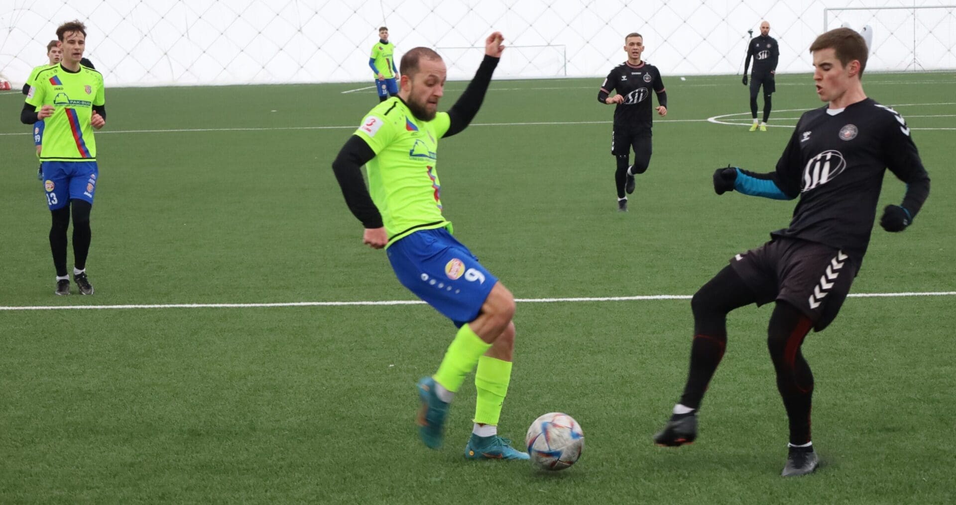 Kilku mężczyzn gra w piłkę