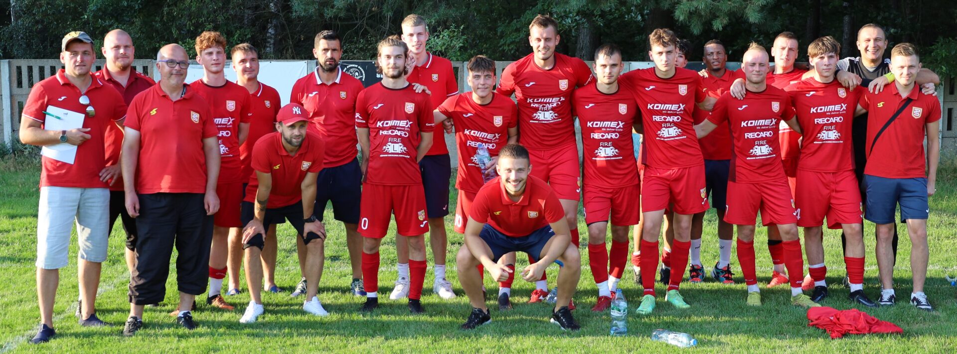 Grupa uśmiechniętych mężczyzn w sportowych strojach