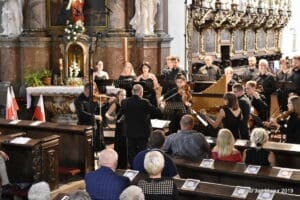 Muzycy dający koncert w kościele