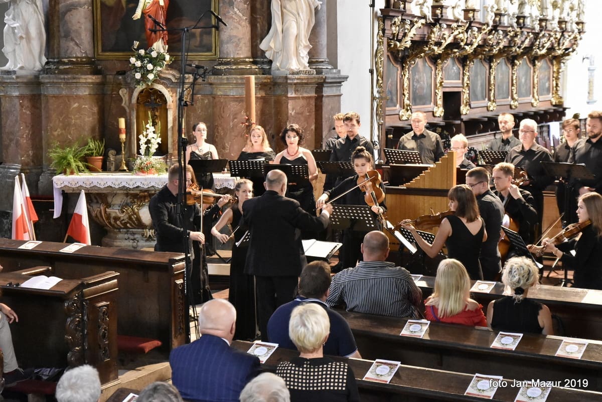 Muzycy dający koncert w kościele