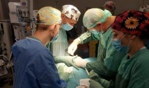 Cztery osoby w sali operacyjnej