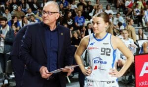 Mężczyzna w marynarce i dziewczyna w sportowym stroju