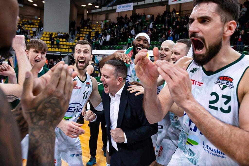 Grupa cieszących się mężczyzn