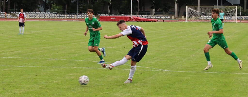 Pięciu mężczyzn na boisku