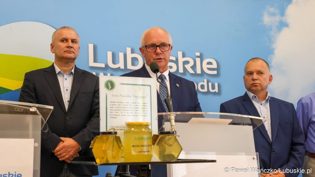 Podpisanie umów na wsparcie lubuskich pszczelarzy. Fot. Paweł Wańczko