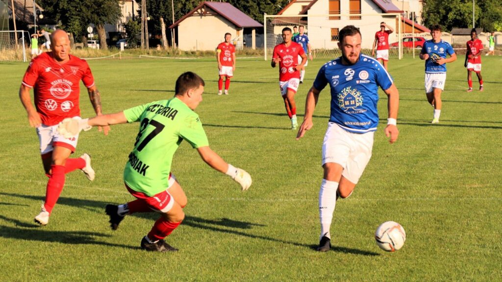 Dziesięciu mężczyzn na boisku