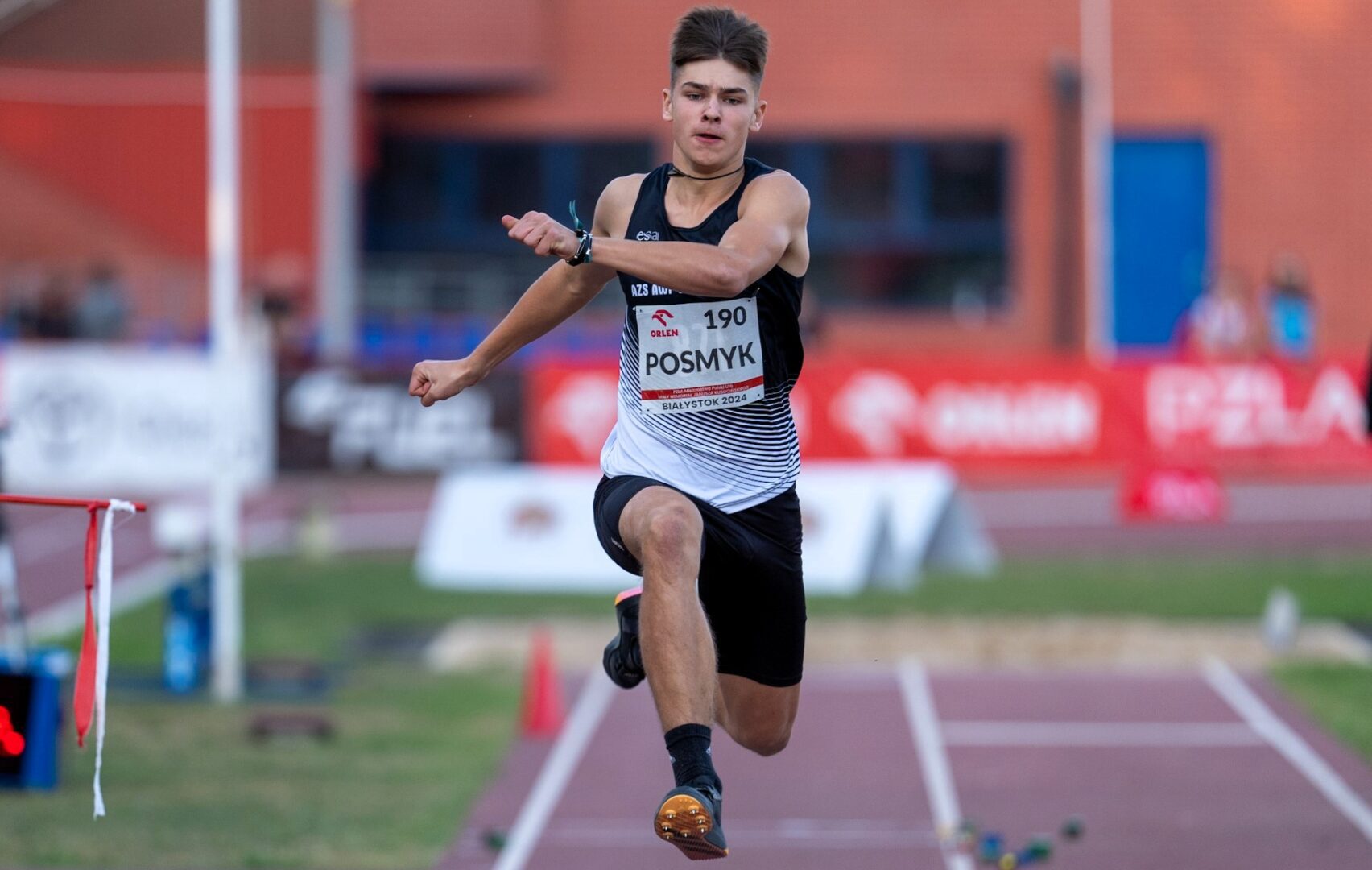 Chłopak w sportowym stroju