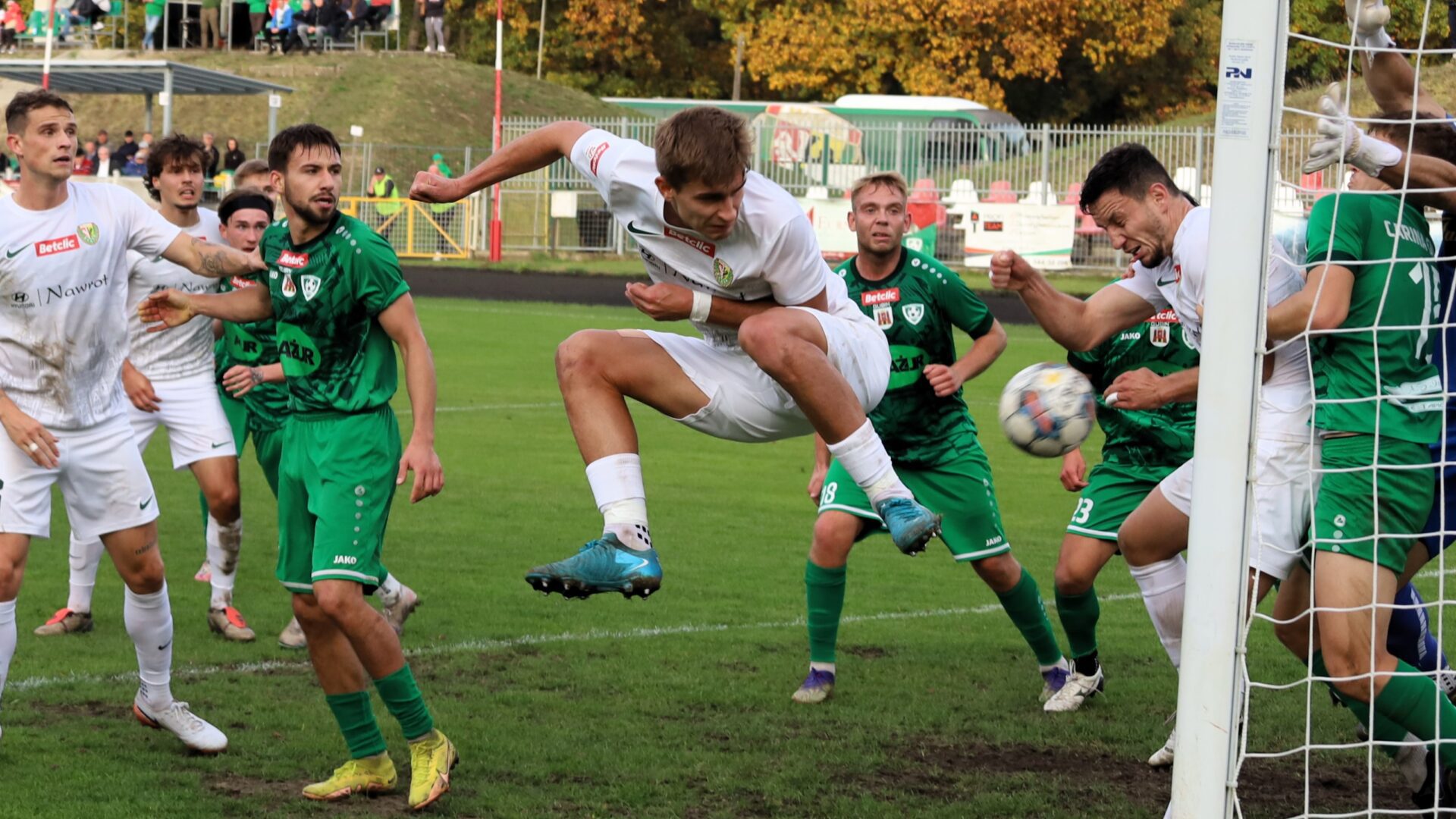 Kilkunastu mężczyzn gra w piłkę