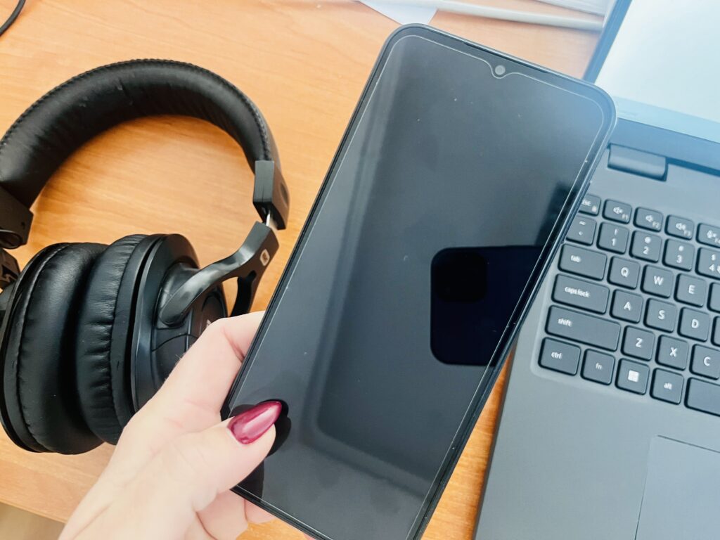 ręka trzymająca telefon